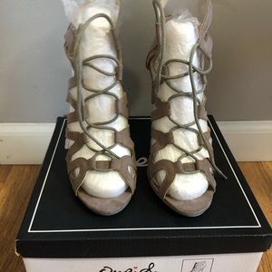 Qupid women’s taupe tie up heel